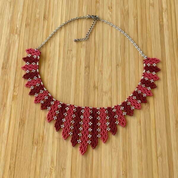 Collier en perles - Dentelle de perles - collier artisanal rouge - collier perles rouges - collier perles en verre - collier de perles - collier en perles tissées - collier gothique - large collier - cadeau femme fait main - cadeau noel femme - cadeau femme élégant - collier fait main - collier artisanal - gros collier