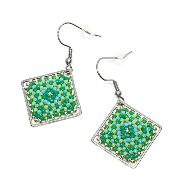 Boucles d'oreilles artisanales en perles de verre japonaises – Motif carré en acier inoxydable – Image 5