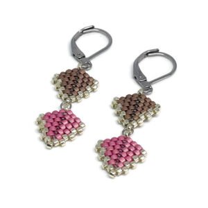 Boucles d'oreilles en perles tissées - légères - acier inoxydable - boucles d'oreilles - dormeuses - crochets - roses - marron - mocha mousse - pantone 2025 - PANTONE 17-1230 - boucles d'oreilles pendantes - cadeau femme fait main