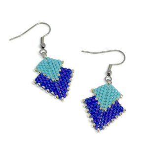 Boucles d'oreilles artisanales en perles de verre japonaises, légères et en forme de flèches, avec des crochets en acier inoxydable.